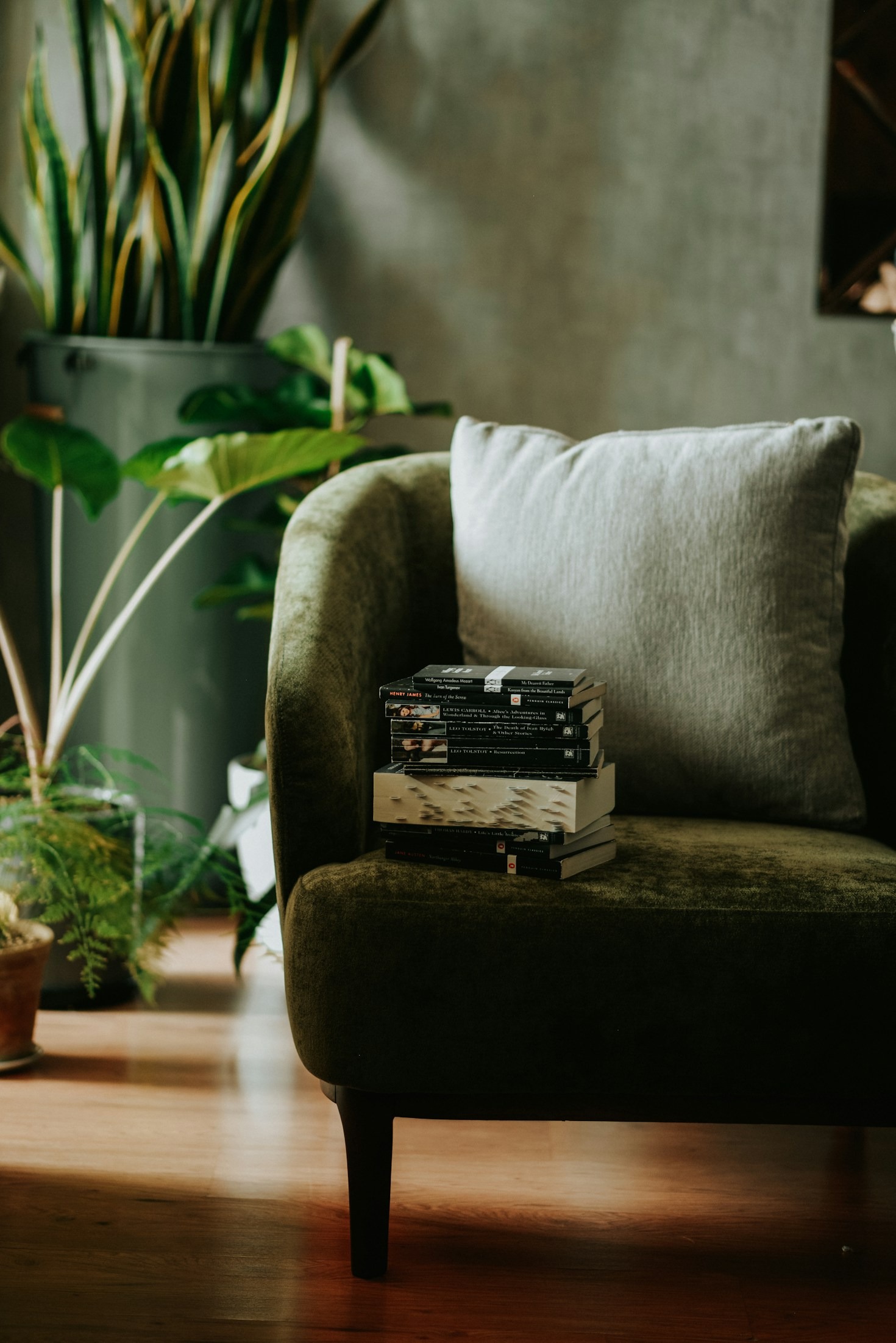 Blending Victorian Charm With Modern Narrative Styles